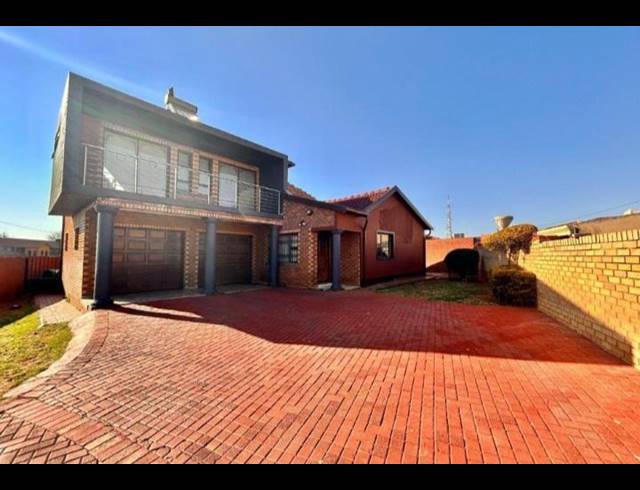 4 BEDROOM HOUSE FOR SALE IN BLUE HILLS